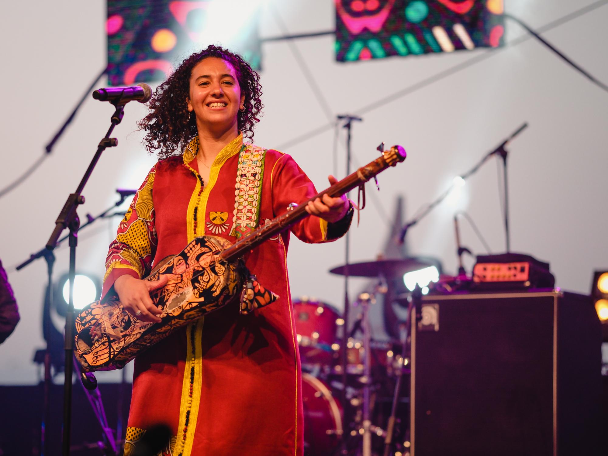Hind Ennaira, la force du guembri au féminin - FESTIVAL ESSAOUIRA GNAOUA2025