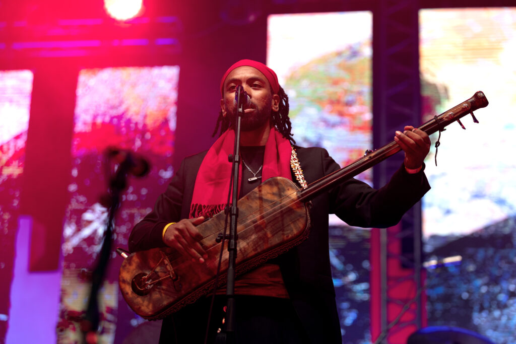 Maâlem Khalid Sansi, des rythmes gnaoua et d’ailleurs - FESTIVAL ESSAOUIRA GNAOUA2025 - المعلم خالد سانسي
